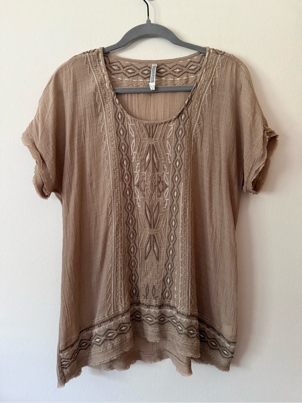 Monoreno Boho Embroidered Gauze Raw Hem Short Sleeve Scoop Neck Tee